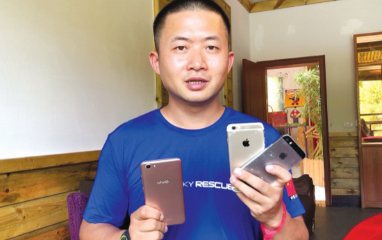 救援队4天内在花溪河捡到了3部手机。