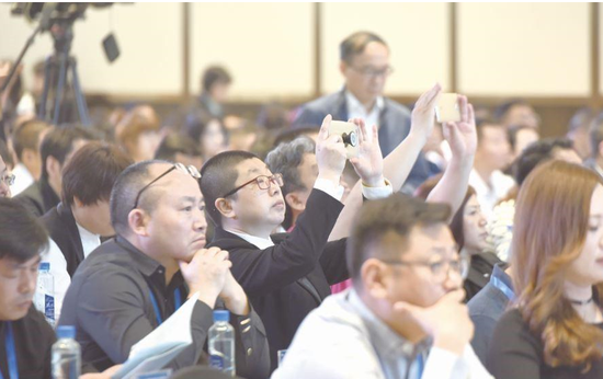 拍下精彩瞬间。 贵州日报当代融媒体记者 谢佳杰 摄