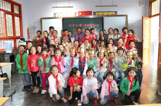 陈美荣给她的学生们过集体生日 陈美荣供图