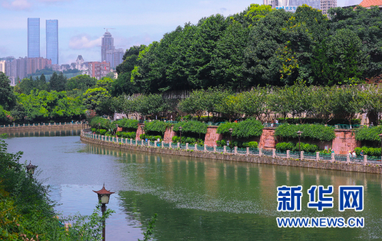 7月10日拍摄的南明河一景。新华网 卢志佳 摄