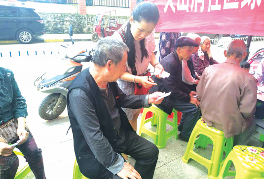免费义诊活动中,郭芳兰跑前跑后记录居民的需求。 社区供图