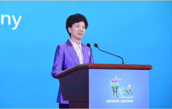 贵州省委副书记、省长谌贻琴在开幕式上致辞(贵州日报记者 邓刚摄)