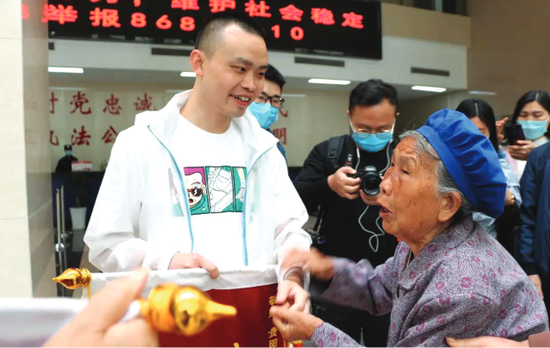李奶奶终于盼来了孙子回家