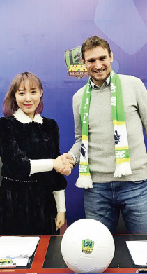 文筱婷代表俱乐部与耶拉维奇完成签约