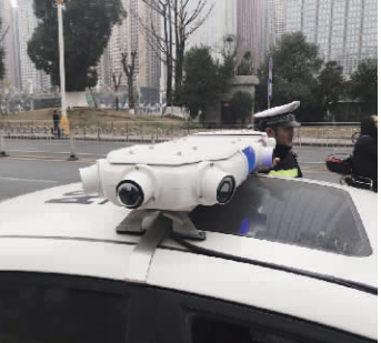 贵阳市治理道路车辆违停-- 移动抓拍警车今日上
