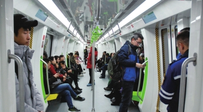 贵阳地铁1号线首通段,市民乘车体验( 本报记者张斌 摄)