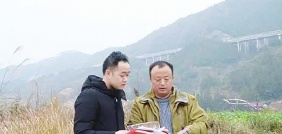 正在现场查看布警的何兴文(右一)。