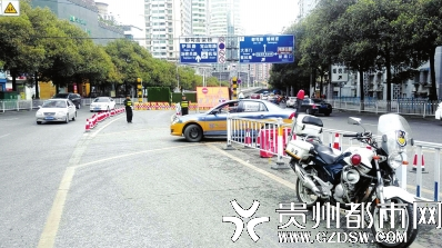 花溪大道进城向车辆掉头处。