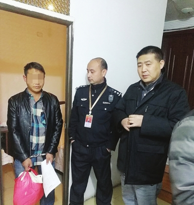执行干警夜抓“老赖”。