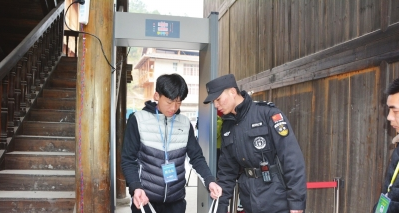 安保人员认真检查物品。
