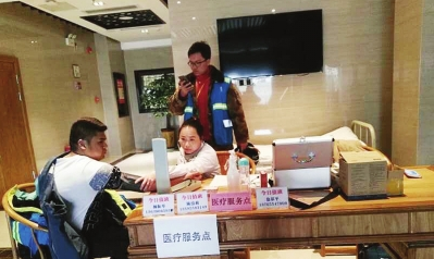 演职人员在医疗服务点检查。(图由黔东南州委宣传部提供)