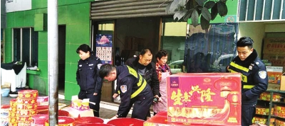 民警检查辖区烟花爆竹销售点。