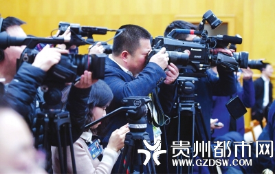 媒体记者共同聚焦贵州省代表团开放日活动。 贵州日报记者邓刚 摄