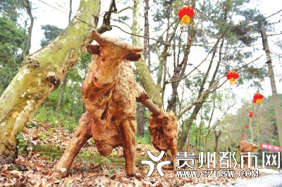 道路两旁的装饰都极具艺术性。