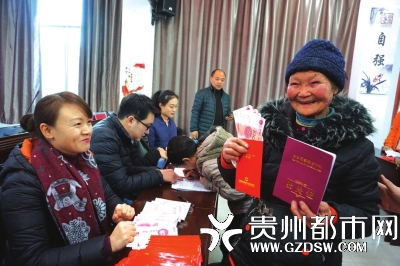 武忠友领到收益金后乐得合不拢嘴。