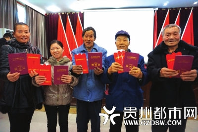 喜领收益金的都拉乡困难群众。
