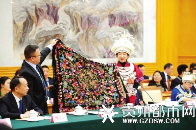 雷艳代表展示苗族同胞的精美绣片。 贵州日报记者邓刚 摄
