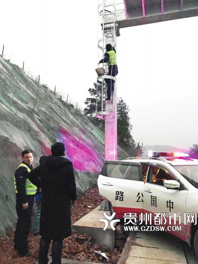 贵遵复线首台“千里眼”安装现场。