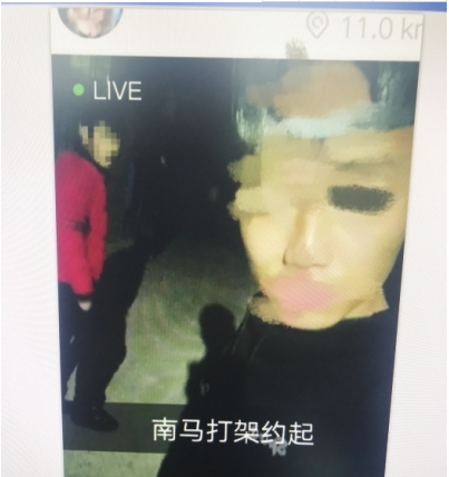 在直播平台上约架。