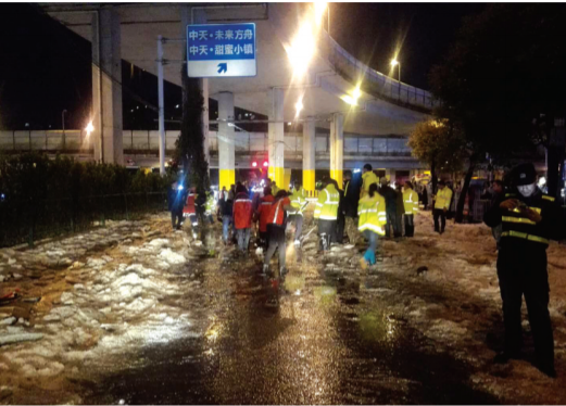 大雨冰雹过后,大营坡路口产生大量积冰。交警和环卫部门接报后,迅速派员对道路进行了疏通(本报记者曹源麟 摄)