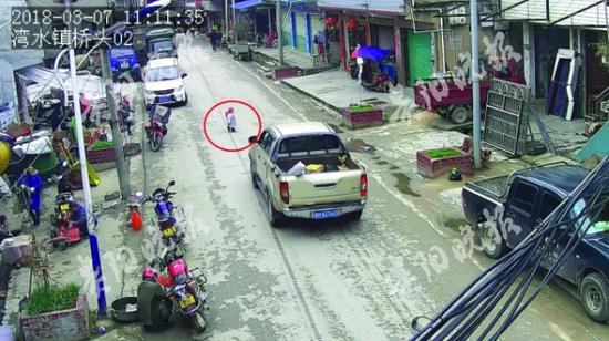 男童走向马路
