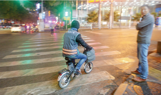 代驾小哥小妹的苦乐生活:遇到过责骂 也收获了温暖_新浪贵州_新浪网