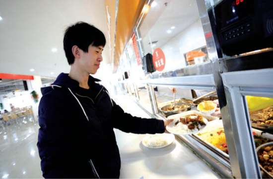 学生在食堂打饭