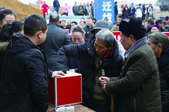 图为搬迁群众抽签现场。 本报通讯员 周继 摄