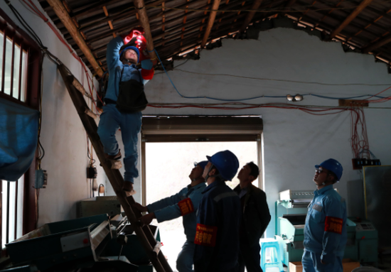 兴义江西坡供电所服务、进步、和谐三步走 搭