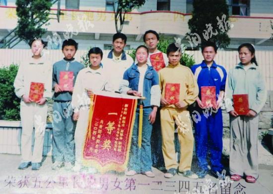 俞建军的学生参加比赛获奖后合影