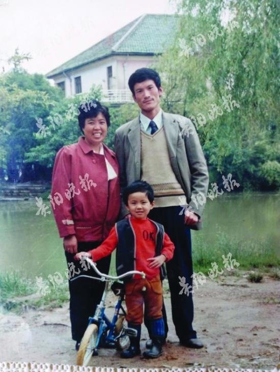 1987年,俞建军在花溪训练运动员时,妻儿来看他