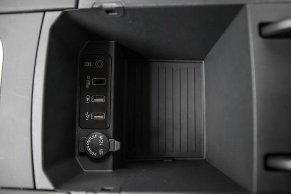 前排扶手箱内集成了两个USB、12V电源和AUX接口