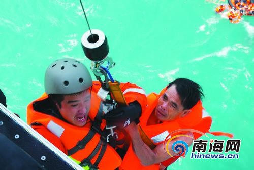 救援人员在救助遇险渔民。通讯员王克摄