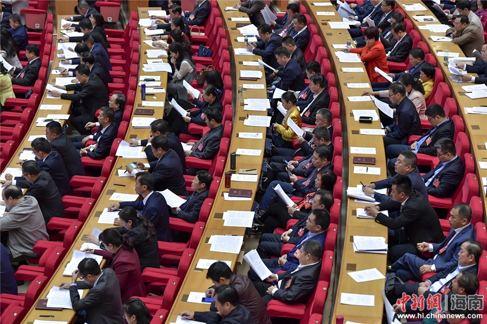 图为中国人民政治协商会议第七届海南省委员会第一次会议在海南海口开幕。骆云飞摄