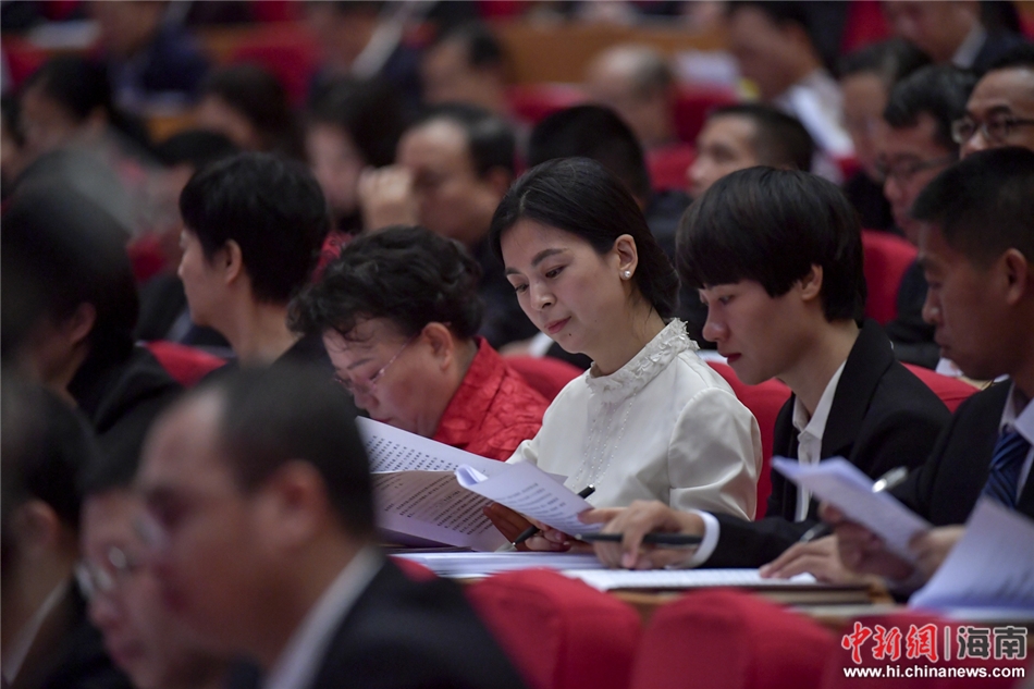 图为委员听取工作报告。骆云飞摄