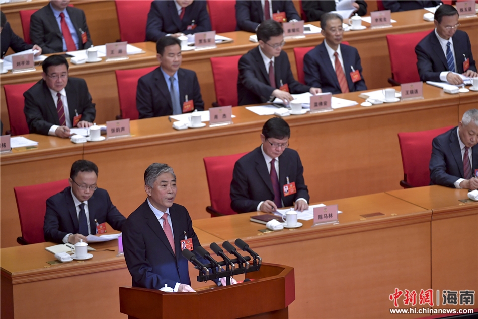 图为海南省政协主席于迅在开幕会上作海南省政协委员会常委会工作报告。骆云飞摄