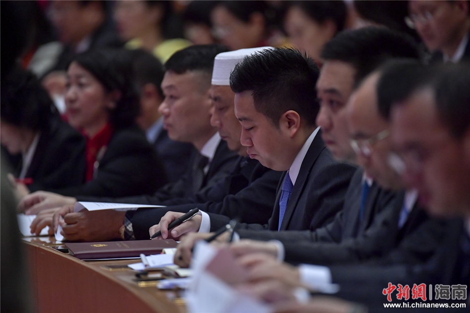 图为委员听取工作报告。骆云飞摄