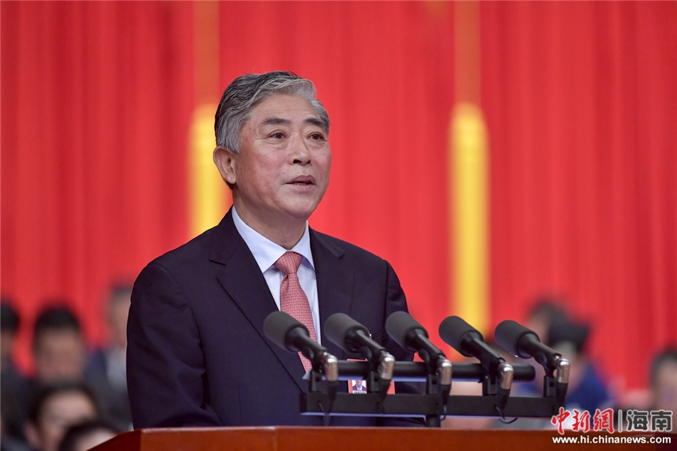 图为海南省政协主席于迅在开幕会上作海南省政协委员会常委会工作报告。骆云飞摄