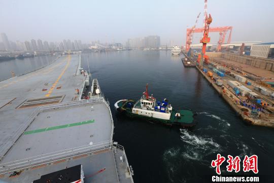 中国第二艘航母首次出海试验。　李刚 摄