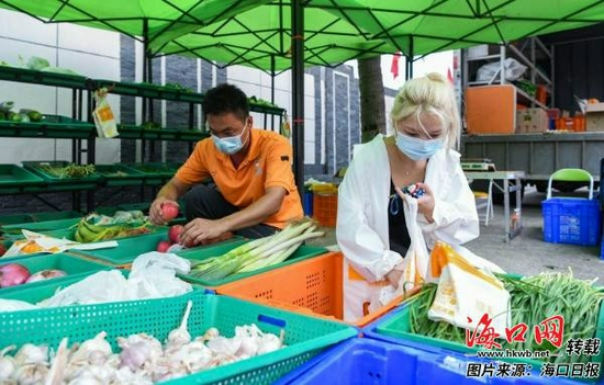  8月3日，海口市菜篮子集团联合京东京喜平台将京喜移动菜站开至中沙路，为附近居民送来新鲜蔬菜。海口日报记者苏弼坤 摄