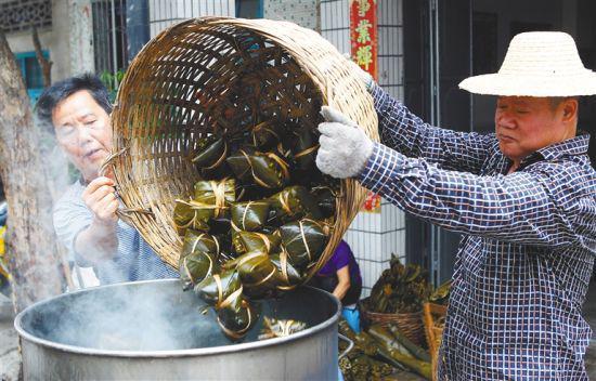 端午节,儋州那大镇一户居民煮粽子。 海南日报记者 苏晓杰 摄