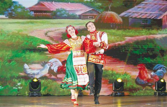 12月9日晚，2019俄罗斯文化周开幕式暨俄罗斯经典民族歌舞演出在三亚湾红树林度假世界红磨坊剧院上演。 本报记者 武威 摄