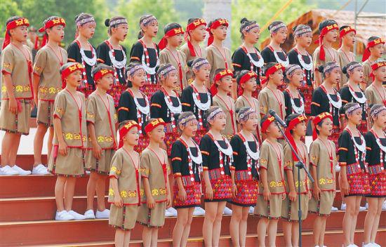  4月14日，五指山市在水满乡举行祭祀袍隆扣大典，孩子们齐读《袍隆扣颂》。方山 摄