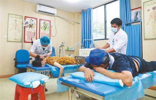 6月14日,在琼中黎族苗族自治县中平镇卫生院,医生为患者进行中医诊疗。本报记者 李天平 摄