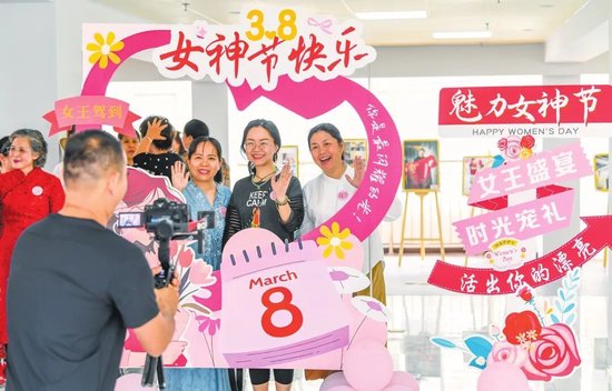椰城女性在“凤凰花开”庆三八雅集活动现场打卡拍照。海口市融媒体中心记者&nbsp;康登淋 摄
