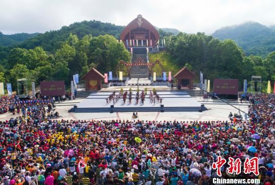 五指山脚下举行的祭祀袍隆扣大典　骆云飞　摄