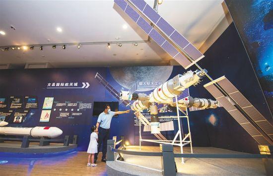 4月24日,在海南省博物馆,市民观看“扬帆起航 逐梦九天”中国航天科技成果展。海南日报记者 袁琛 摄