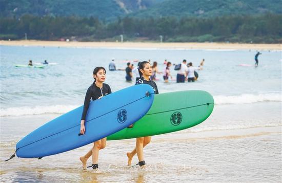  冲浪文化是三亚后海的重要文化元素，海滩上随处可见抱着冲浪板的身影。海南日报记者 武威 摄