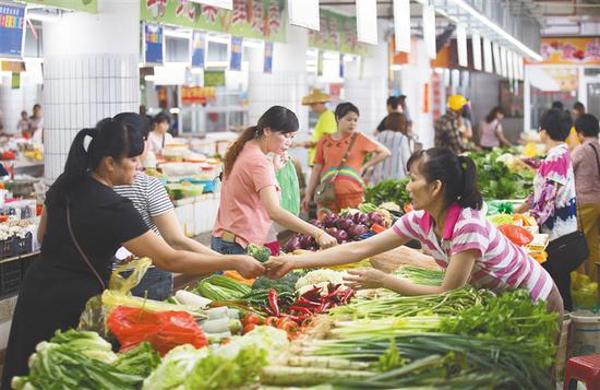 9月7日，五指山居民在农贸市场选购新鲜蔬菜、肉类、海鲜等副食品。 海南日报记者 武威 摄