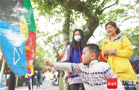  1月3日，在海口火山口地质公园，小游客参与垃圾分类游戏。海南日报记者 李天平 摄